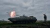 Український БТР веде вогонь по російських позиціях біля Авдіївки в Донецькій області, Україна. AP Photo/Libkos