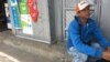 Marco Camacaro, 33, vende café en el puente internacional Rumichaca. Con el dinero que gana, él espera poder traer a su familia a Ipiales, Colombia, donde vive actualmente. [Foto: Alejandra Arredondo