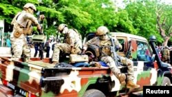 Wanajeshi wa Mali wakishika doria kwenye mji mkuu wa Bamako