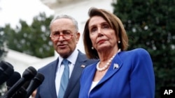 Chuck Schumer y Nancy Pelosi, al salir de la Casa Blanca.