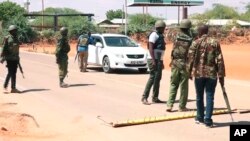 Jeshi la Polisi nchini Kenya likiweka kizuizi baada ya shambulizi la kigaidi Mandera, Kenya, Ijumaa Aprili 12, 2019.