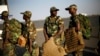 Des soldats togolais arrivent à l'aéroport de Bamako jeudi 17 janvier 2013 afin de combattre les insurgés djihadistes qui contrôlent le nord du Mali et arracher cette partie du pays aux groupes liés à Al-Qaïda. (Photo AP / Jerome Delay)