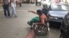 Barreras para personas con discapacidad en las calles de Caracas, Venezuela.