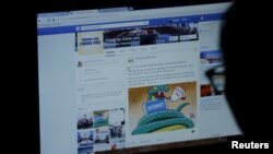 FILE PHOTO: An internet user browses through the Vietnamese government's new Facebook page in Hanoi, Vietnam December 30, 2015. REUTERS/Kham/File Photo