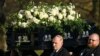 Los portadores del féretro llevan el ataúd del fallecido cantante de One Direction, Liam Payne, fuera de la iglesia de St Mary luego de su funeral en Amersham, al oeste de Londres, el 20 de noviembre de 2024. (AFP)