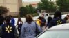 imagen provista por WREG-TV, muestra a empleados de Walmart en un círculo de oración afuera de la tienda, el martes 30 de julio de 2019, en Southaven, Mississippi, luego de un tiroteo. (Jerrita Patterson/WREG-TV via AP).