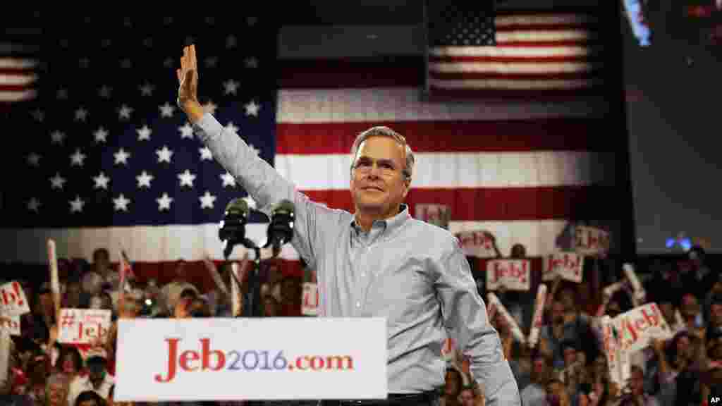 Jeb Bush, ancien gouverneur républicain de la Floride. Son père et son frère ont déjà été présidents. 