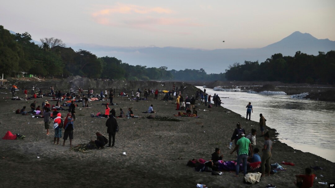 Los migrantes centroamericanos acampan en la costa mexicana del río Suchiate, en la frontera con Guatemala, cerca del volcán Tacana, cerca de Ciudad Hidalgo, México.