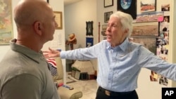 Dans cette image non datée tirée d'une vidéo fournie par Blue Origin le jeudi 1er juillet 2021, Wally Funk, à droite, rencontre Jeff Bezos. 
