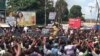 Des manifestants devant le stade du 28 septembre de Conakry Guinée, 2 août 2017. (VOA/Zakaria Camara)