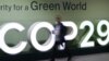Un participant à la COP29 passe devant un logo lors de la Conférence des Nations Unies sur le changement climatique à Bakou, en Azerbaïdjan, 21 novembre 2024. AFP