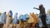 Un officier de police garde des filles qui ont été enlevées d'un pensionnat dans l'État de Zamfara, au nord-ouest du Nigeria, après leur libération, le 2 mars 2021. 