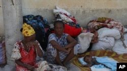 Wakimbizi kutoka Mkoa wa Tigray, Ethiopia wakisubiri kujiandikisha katika kituo kinacho washughulikia wakimbizi cha Umoja wa Mataifa, UNHCR, huko Hamdayet, Sudan Jumamosi, Nov. 14, 2020. 