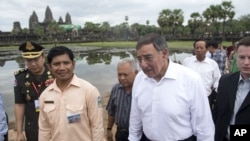U.S. Secretary of Defense Leon Panetta, second right, visits Angkor Wat following the ASEAN Defense Ministers Meeting Retreat in Siem Reap, Cambodia, Friday, Nov. 16, 2012. 