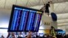 A pesar que durante la mañana del martes algunos aviones pudieron despegar y aterrizar, las autoridades decidieron suspender desde la tarde los servicios de documentación para las salidas. 