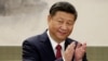 中国国家主席习近平和新政治局常委在人民大会堂与记者见面并发表讲话。（2017年10月25日）