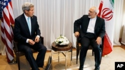 លោក John Kerry រដ្ឋមន្រ្តី​ការបរទេស​ស.រ.អា. (រូប​ឆ្វេង)​ រង់ចាំ​ជាមួយ​រដ្ឋមន្រ្តី​ការបរទេស​អ៊ីរ៉ង់ លោក Mohammad Javad Zarif មុន​កិច្ច​ប្រជុំ​ក្នុង​ទីក្រុង​ហ្សឺណែវ ប្រទេស​ស្វីស កាលពី​ថ្ងៃទី១៤ ខែ​មករា ឆ្នាំ២០១៥។ 