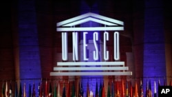 Nembo ya UNESCO kwenye makao makuu mjini Paris Ufaransa.