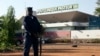 Un police se tient devant une clinique à Bamako, le 12 novembre 2014.