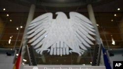 德國聯邦議院在柏林國會大廈講台上展示的德國國徽鷹。（ 2021 年10 月15 日）