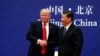 美国总统川普和中国国家主席习近平在北京人大会堂会见商界领袖时握手。（2017年11月9日）