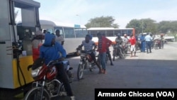 Motoristas fazem filas de três horas