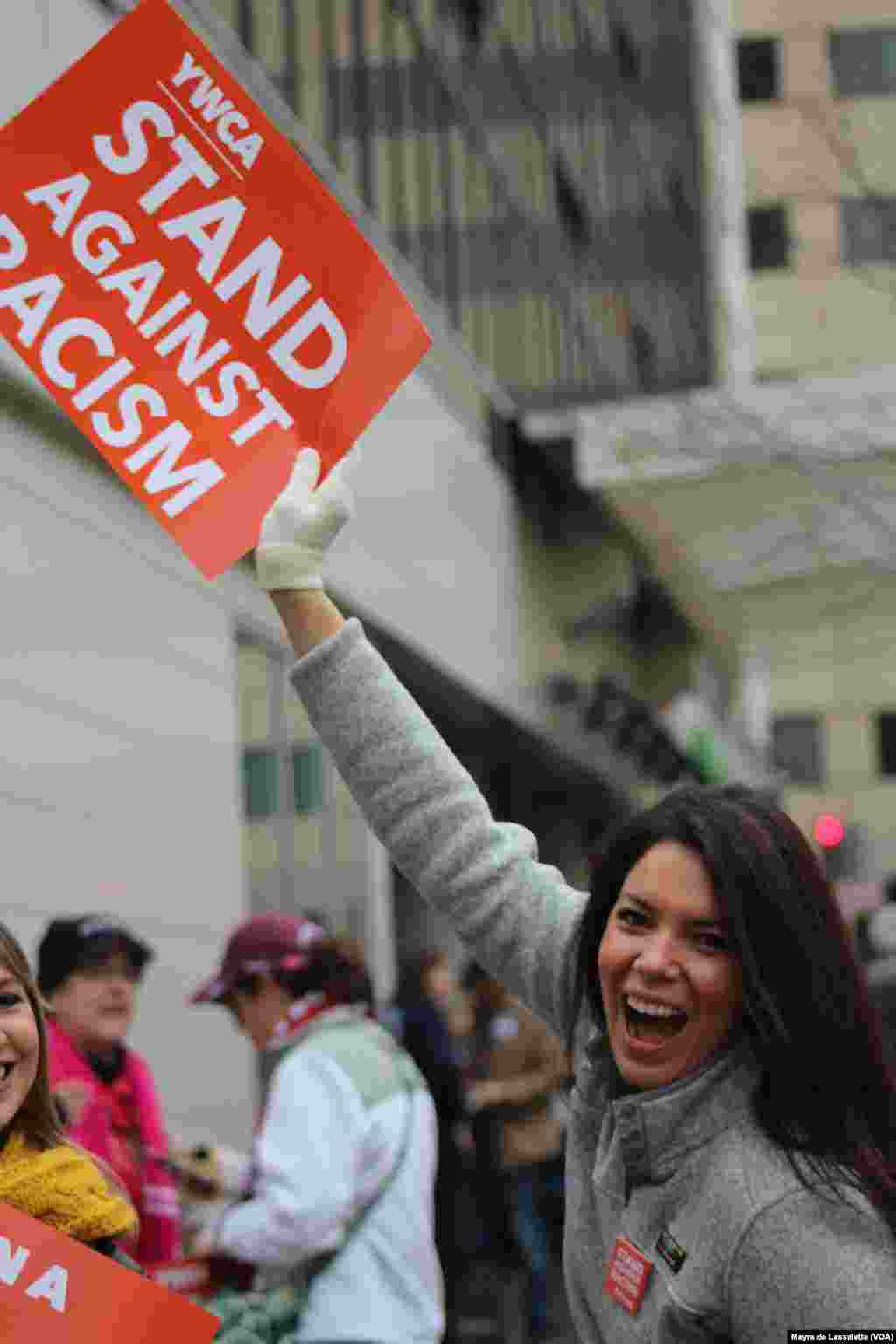 YWCA contra o racismo na Marcha da Mulher de 21 de Janeiro em Washington DC