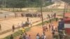 Des jeunes manifestants bloqeunt les principaux acces au centre ville d'Abuja, Nigeria, le 21 octobre 2020. (VOA/Gilbert Tamba)