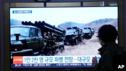 資料照片：南韓首爾地鐵站正在播放北韓軍隊的電視新聞。(2024年10月18日)