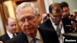 参议院多数党领袖米奇·麦康奈尔在国会山对媒体谈罗伊·莫尔的问题。（2017年11月9日）