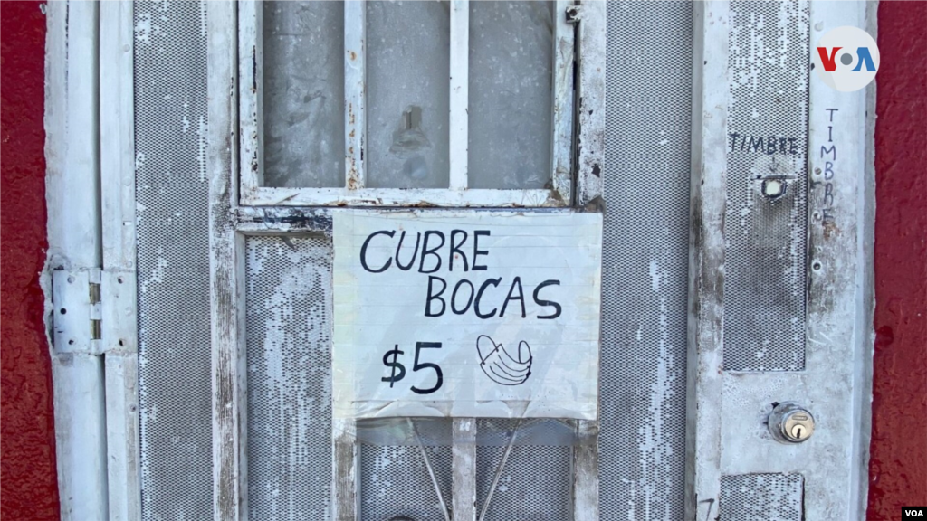 La pandemia sigue siendo una amenaza en M&#233;xico y en Ciudad Ju&#225;rez se ha pedido el uso de mascarillas. En esta tienda de vecindario las venden por $5 pesos mexicanos.