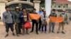 សកម្មជននិងមន្ត្រីសង្គមស៊ីវិលឈរនៅមុខសាលាដំបូងខេត្តក្រចេះ ក្រោយសកម្មជនការពារបរិស្ថានប្រាំនាក់ ត្រូវបានដោះលែងកាលពីថ្ងៃទី០៨ ខែកុម្ភៈ ឆ្នាំ២០២១។ (រូបថតផ្ដល់ឱ្យ) 