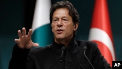 រដ្ឋមន្រ្តីប៉ាគីស្ថាន Imran Khan ថ្លែងនៅក្នុងសន្និសីតសាព័ត៌មានរួមមួយជាមួយប្រធានាធិបតីតួកគី Recep Tayyip Erdogan ក្នុងរដ្ឋធានីអង់ការ៉ា កាលពីថ្ងៃទី៤ មករា ឆ្នាំ២០១៩។