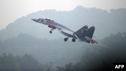 一架俄製蘇-35戰機在廣東珠海的航空展開幕前試飛。 （2014年11月10日）