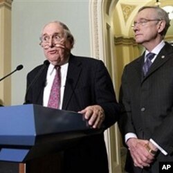 Senador Carl Levin, presidente do Comité das Forças Armadas do Senado, acompanhado do líder da maioria Republicana, Harry Reid reagindo a morte de Bin Laden