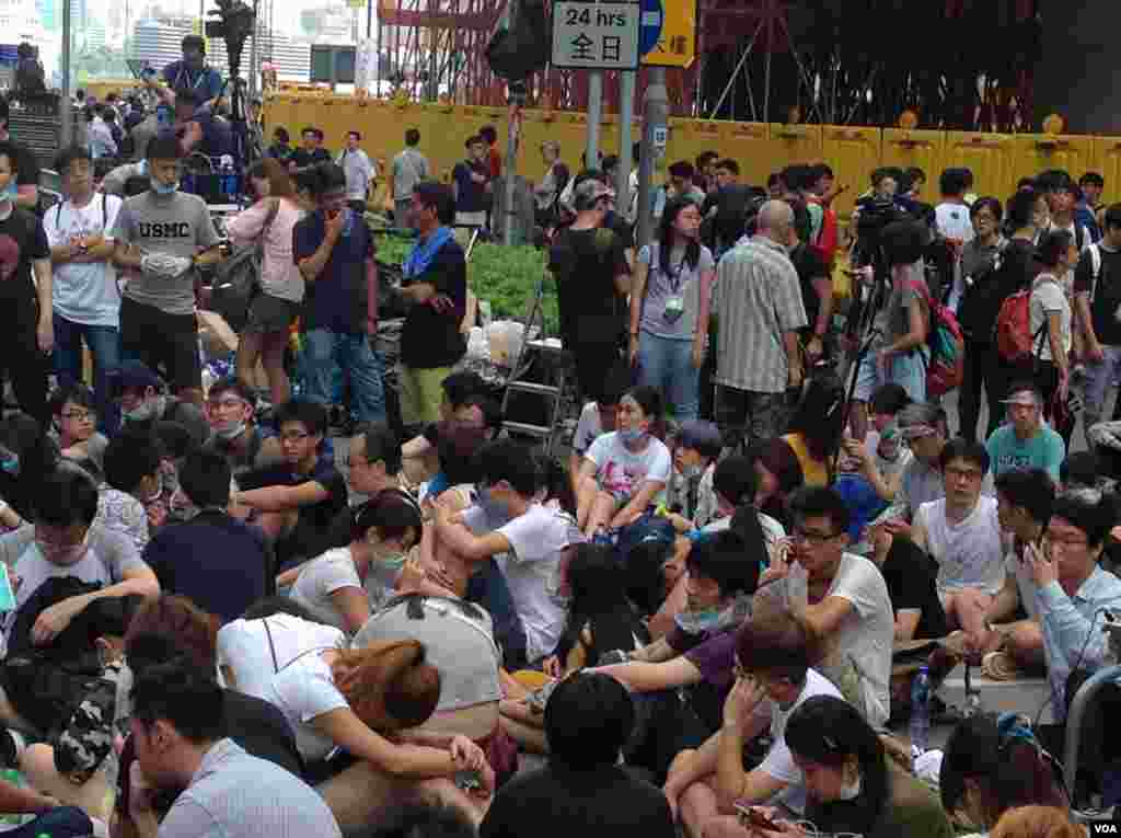 數千香港市民雲集政府總部聲援被困公民廣場學生(美國之音圖片/海彥拍攝)