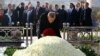 Turkiya Prezidenti Rajab Toyib Erdog'an Islom Karimov qabriga gul qo'ymoqda, Samarqand, O'zbekiston, 18-noyabr, 2016-yil.
