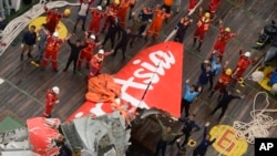 បំណែក​យន្តហោះ​ AirAsia Flight 8501 ​ដែល​ត្រូវ​បាន​ទាញ​ចេញ​ពី​សមុទ្រជ្វា​ នៅ​ថ្ងៃទី១០ ខែមករា​ ឆ្នាំ២០១៥​។
