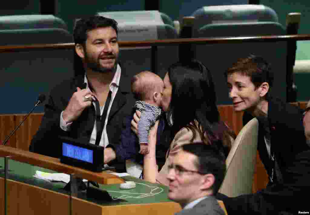 នាយករដ្ឋមន្រ្តី New Zealand លោកស្រី Jacinda Ardern ថើបកូនរបស់ខ្លួនមុននឹងឡើងថ្លែងនៅក្នុងកិច្ចប្រជុំសន្តិភាពកំពូល Nelson Mandela អំឡុងមហាសន្និបាតអង្គការសហប្រជាជាតិលើកទី ៧៣ ក្នុងបុរីញូវយ៉កកាលពីថ្ងៃទី២៤ ខែ កញ្ញា ឆ្នាំ ២០១៨។