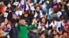 지난달 29일 한국 춘천에서 열린 남북한 유소년 축구 시합에서 관중들이 한반도기를 흔들며 응원하고 있다.