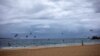 Un hombre mira la playa de La Empacadora en Cabo San Lucas, mientras el huracán Lorena se agita cerca del extremo sur de la península de Baja California en México el viernes por la tarde.