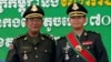 រូបឯកសារ៖ លោក​នាយករដ្ឋមន្ត្រី ហ៊ុន សែន (ឆ្វេង) ថតរូប​ជាមួយ​នឹង​កូន​ប្រុស​ច្បង​របស់​លោក​ គឺ​លោក ហ៊ុន ម៉ាណែត​ នៅ​ជាយ​រាជធានី​ភ្នំពេញ ថ្ងៃទី១៣ ខែតុលា ឆ្នាំ២០០៩។ (REUTERS/Chor Sokunthea/File Photo)
