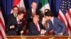 Donald Trump serre la main du premier ministre canadien Justin Trudeau, sous le regard du président du Mexique, Enrique Peña Nieto, après la signature de l'accord en Argentine, le 30 novembre 2018.
