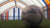 Ballon de football. (Photo: Mahmut Bozarslan/VOA)