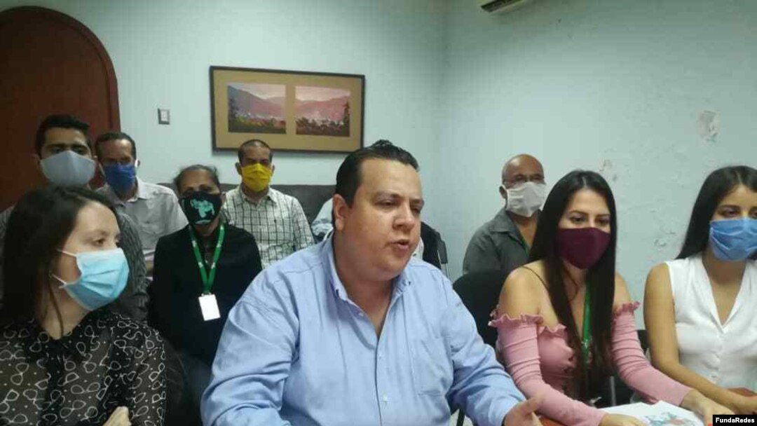 Javier Tarazona, director de la ONG Fundaredes, en rueda de prensa.
