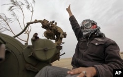Un rebelle libyen dans un faubourg d'Ajdabiya