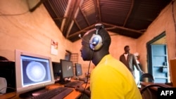 Un cybercafé dans le bidonville de Kibera à Nairobi, 20 juin 2012.