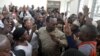 Freeman Mbowe (au centre), président de Chadema, principal parti d'opposition tanzanien, arrive au tribunal de première instance de Kisutu à Dar es Salaam, Tanzanie, le 10 mars 2020.