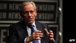 ARQUIVO - Bob Woodward, editor associado do The Washington Post, discursa no Newseum em Washington, a 13 de junho de 2012. 