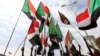 Wasu masu zanga zanga a birnin Khartoum na Sudan dauke da tutocin kasar, ranar 1 Agusta, 2019. 